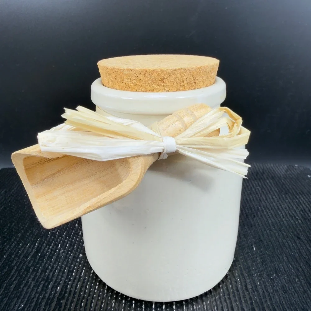 IL Boschetto Italy Ceramic Spice Jar with Cork Lid and‎ Wooden Scoop Cream White